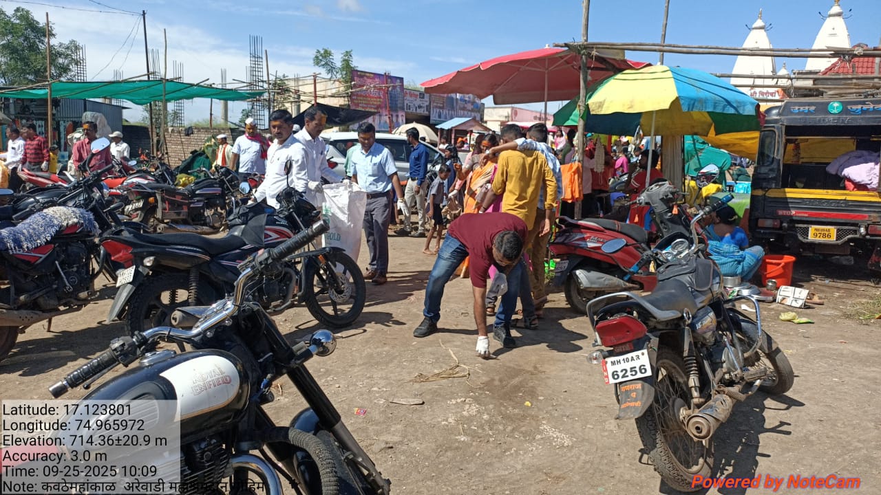 मोजी आरेवाडी ग्रामपंचायत हद्दीतील बिरोबा मंदिर येथे श्रमदान करताना गटविकास अधिकारी व गावकरी