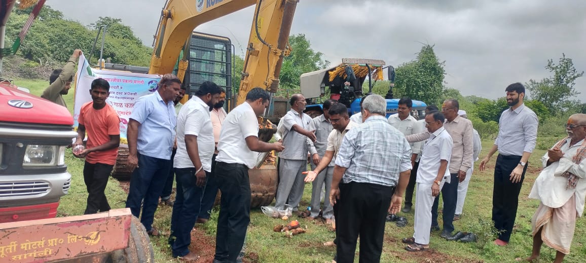 मौजे आरेवाडी ग्रामपंचायत हद्दीमध्ये लोकवर्गणीमधून तलावातील गाळ काढणे कामाचे शुभारंभ करताना सर्व मान्